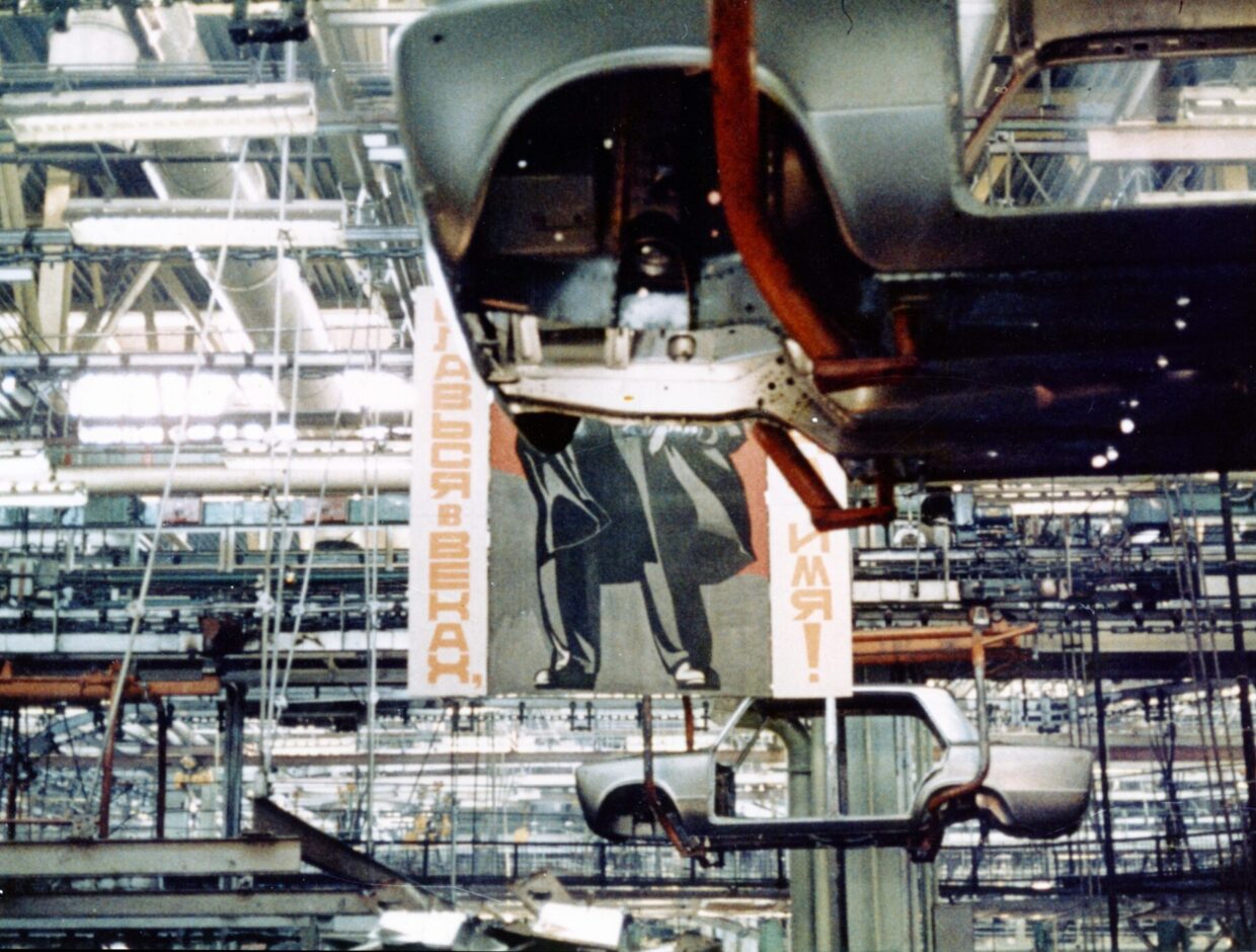 1973. Stabilimento VAZ. Linee montaggio della Zigulì - ITCSFFTBN0880304